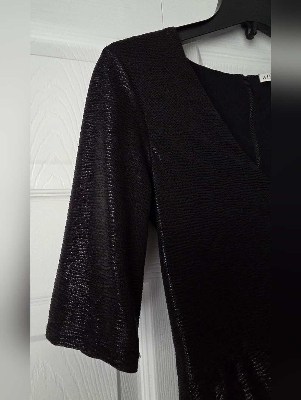 Alice + Olivia Black Textured V-Neck Dress Size 6 - Picture 7 of 13